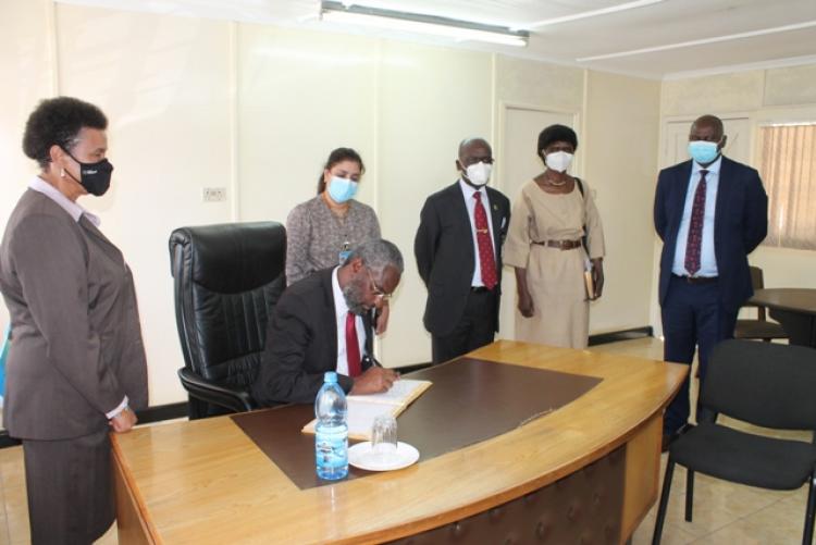 Vice Chancellors  Visit to the Department of Pharmacy 8